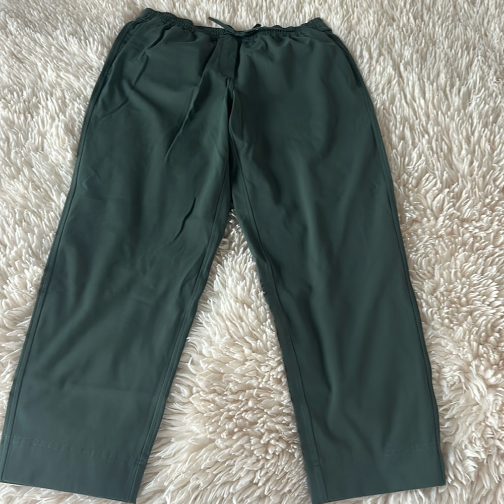 Lululemon Tapered Leg mid rise 7/8 Pant, M